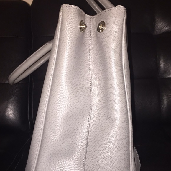 Gray Prada Saffiano Lux double zip tote handbag. - Picture 4 of 8